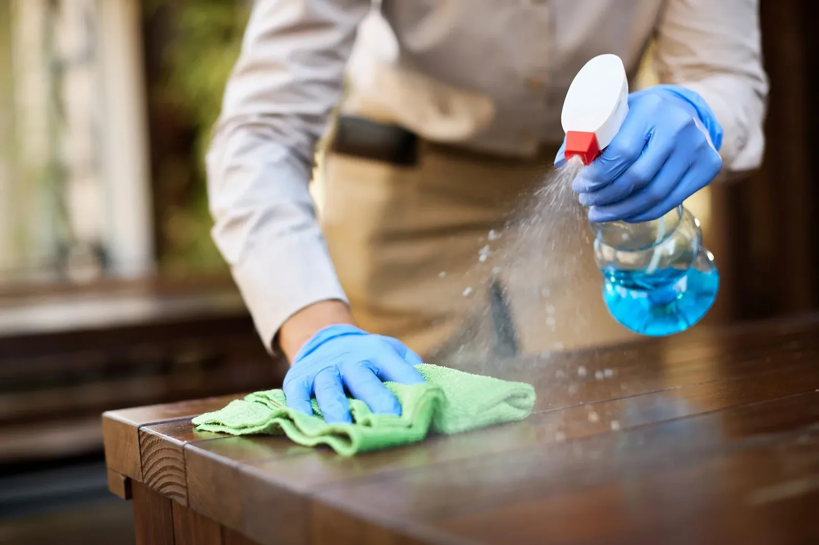 Move-out cleaning in Surrey: professional cleaner with supplies in an empty, bright home