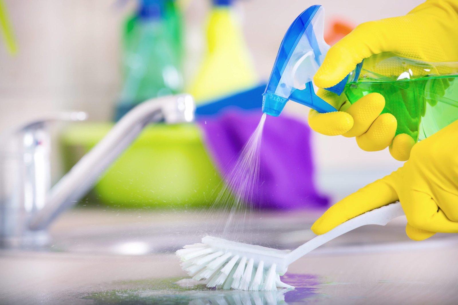 Move-out cleaning in Richmond: professional cleaner with supplies in an empty, bright home